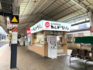 『クッキングパパ』も絶賛！　知る人ぞ知る北九州・小倉駅ホーム「行列のできる立ち食いうどん」かしわうどん【実食＆調理レポ】