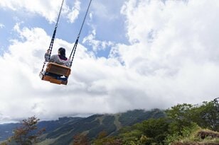 【がんばって漕ぐ必要なし】 国内初の巻き上げ式「超巨大ブランコ」が長野県白馬村に完成！ ありえない高さの“空中遊泳”はやみつきになりそう！