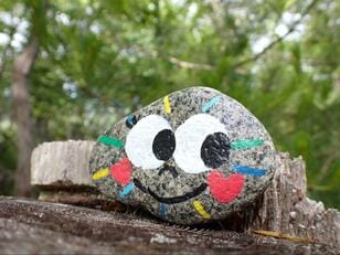 かわいすぎる「ストーンアート」に昭和おじさん “胸キュン”！  地元で「リピ登山」もされる “この頃流行り” の「矢筈山」現地レポ【兵庫県西脇市】