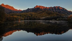 紅葉が見頃！  静寂の「鏡池」から見る「戸隠山」の神秘的な眺め【2021年・秋】