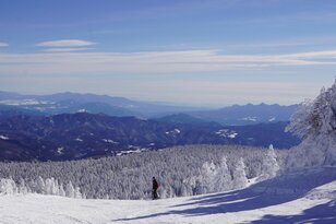 志賀高原屈指の “パウダーゲレンデ” には「樹氷や大展望スポットにエメラルドグリーン色の温泉」も！【横手山・渋峠スキー場＆熊の湯スキー場】