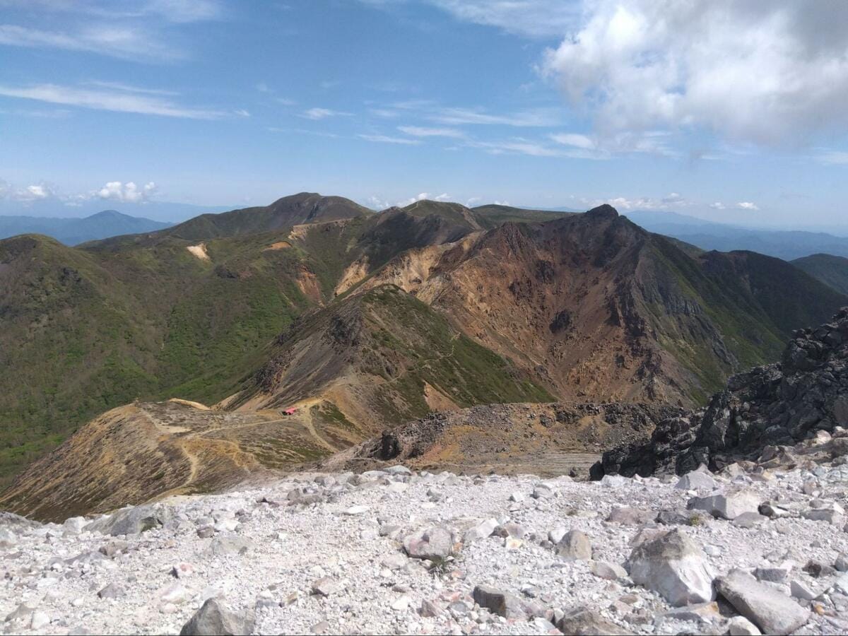 ロープウェイ利用で9合目からの登山！ 日本百名山「那須岳」 お鉢めぐり＆イワカガミが彩る「茶臼岳・朝日岳」へ！ 絶景の稜線歩き｜登山｜レポート｜BRAVO  MOUNTAIN