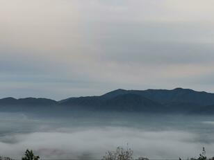 「知る人ぞ知る」京都の穴場！ 雲海スポット「かめおか霧のテラス」から見る“1分後には変わる”「丹波霧」の絶景レポート