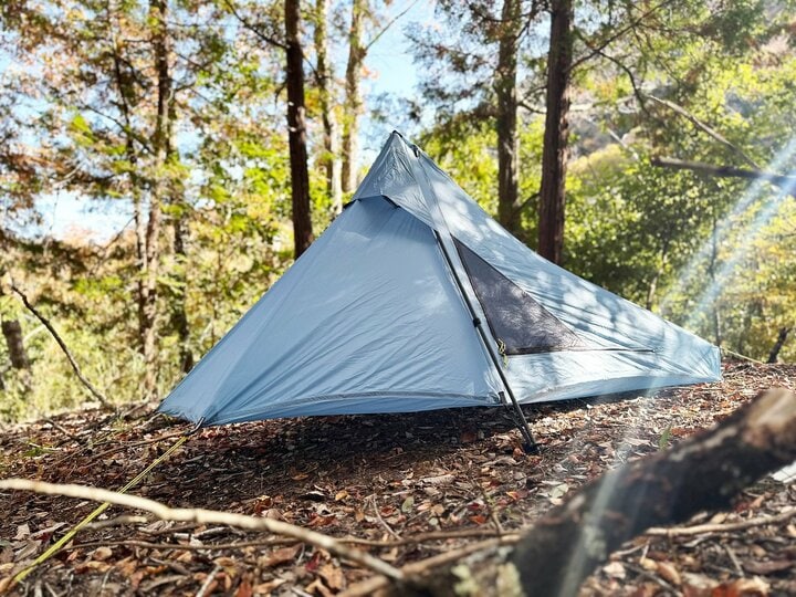 ツェルトの居住空間の高さとビビィの設営のしやすさのいいとこどり！  本体重量410g「パーゴワークス／ZENN 2 POLE SHELTER』【低山小道具＆技術研究所 vol.48】 