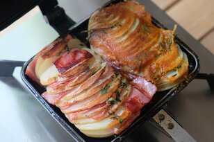 ホットサンドメーカーで作る大人も子供も大好き「ハッセルバックポテト」【季節の外ごはん vol.11】