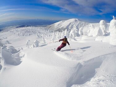 圧巻の光景、スノーモンスターと滑ろう！「蔵王ライザワールドスキー場