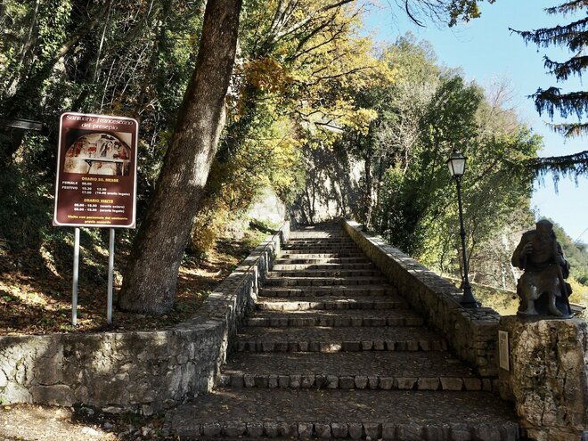 中世のまま時を止めた修道院などアペニン山脈の森と丘陵に囲まれたプレゼーぺの聖地ーグレッチョ巡礼ハイク【ブーツの国の街角で vol.44】の画像007