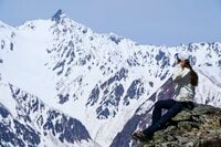 【登山】待っていました林道開通！ 「眼前に広がる槍・穂高の大パノラマ」 残雪の北アルプス・蝶ヶ岳山行ルポ〈長野県〉2024年
