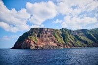 【行くなら4月が狙い目】「死ぬまでに見るべき世界の絶景13選」に選ばれた秘境「青ヶ島」＜前編＞【絶景キャンプ場ガイド-言葉を失うほどの風景に会いに行こう- vol.30】