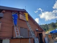 Before & After にご注目！  山小屋シーズン中の最後の仕事「外壁塗装」やってきました【わたし、山小屋はじめます vol.17】
