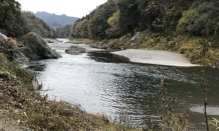 夏のキャンプの必須知識！「大雨の増水」「鉄砲水」から身を守る「キャンプやバーベキューをやってはいけない場所」とは？