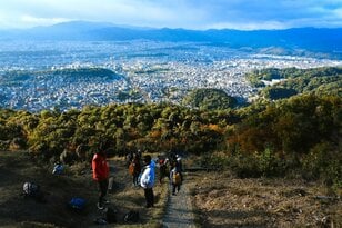 「11月の京都で静寂を楽しむ」 ごった返す観光地から離れ、低山のトレイルに没入する＜京都一周トレイル・大文字山＞【月めくりの低山カレンダー #11】