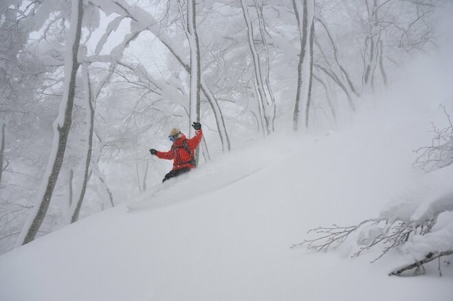 「青森スプリング・スキーリゾート」  新サービス “リゾートガイドツアー” にレジェンド・スノーボーダーと参加！  ハイク不要の “パウダースノー” 堪能レポート！【青森県鯵ヶ沢町】の画像010