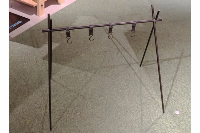 【ショップ店員に聞く！ イチ推しアウトドアギア】「いつもの焚き火」のアクセントに、手頃なトライポット＆ラック〈アルペントーキョー vol.15〉の画像004