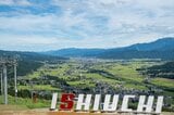 ゲレンデは雪がなくても楽しいぞ！  “グリーン仕様”の石打丸山スキー場『ザ・ヴェランダ石打丸山』で楽しむ「絶景＆グルメドライブ」