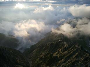 「人はなぜ山で動けなくなるのか」増加する「疲労による山岳遭難」に陥らないための「実体験」3つのポイント
