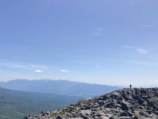 最短ルート「7合目登山口」アクセス解禁で登りたい、日本百名山「蓼科山」 360度パノラマの広大な山頂は「その時天気の良い方向」の絶景を選べるからオススメ！