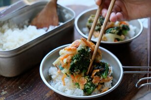 ＜ミニフライパンひとつで＞アウトドアでかき揚げにチャレンジ！【季節の外ごはん vol.35】