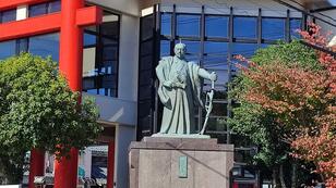 木村拓哉『レジェンド＆バタフライ』で織田信長に！  一族発祥の地・越前「劔神社」の「おもかる石」で運を試す