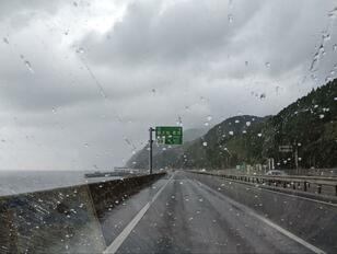 雨の「車中泊・ドライブ」で必ず役立つ！ 「濡れ＆結露＆カサ収納」の便利アイテム7選！ 快適「クルマ空間」計画