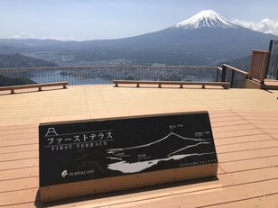 【話題の写真映えスポット】対角線上に並ぶ富士山と河口湖の絶景！「FUJIYAMAツインテラス」へのバスが運行開始！  2022年・山梨県