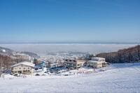 「雪景色と大海原」のありえない絶景パノラマ！  山頂から海を眺めてパウダースノーを楽しめる「北海道のスキー場」3選