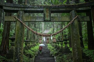 【まるで異世界への入口】映画『蛍火の杜へ』や『るろうに剣心』の舞台となった聖地「上色見熊野座神社」に行くなら“雨の日が断然おすすめ”