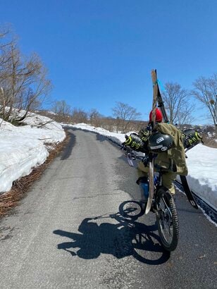 自前のギアを掛け合わせれば、遊び方は無限大！  e-bikeでアプローチする「野沢温泉バックカントリー」