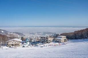 「雪景色と大海原」のありえない絶景パノラマ！  山頂から海を眺めてパウダースノーを楽しめる「北海道のスキー場」3選