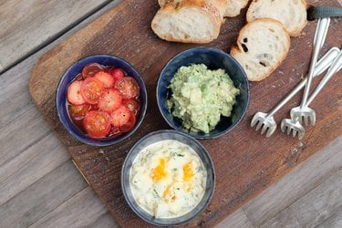 キャンプのおつまみにもぴったり ３種の春色ディップ 季節の外ごはん Vol １ 概要 キャンプ 季節の外ごはん Bravo Mountain