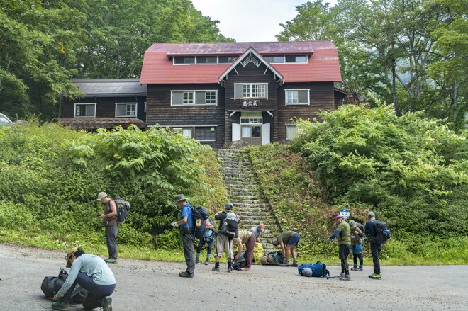 白馬連峰の稜線に建つ天空の山小屋「天狗山荘」 “360度の絶景” と “高山植物の希少種ウルップソウ”  自慢の「天狗鍋」も堪能【長野県白馬村】の画像002