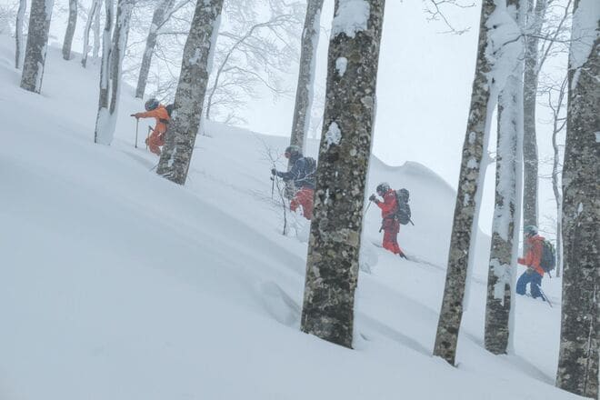 深雪たっぷり！ “いい湯だな～” ディープパウダーを存分に味わう「首まで浸かる雪風呂はいかが！？」 一瞬を切り取るバックカントリーフォトツアーに参戦してみた 【長野県】2026年の画像002