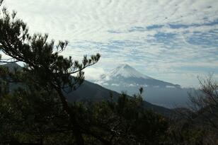 澄んだ秋空に「富士山」を望む絶景コース！ 「清八山・本社ヶ丸・三ツ峠山」どの山頂からも満喫OK！ 「登山レポ」