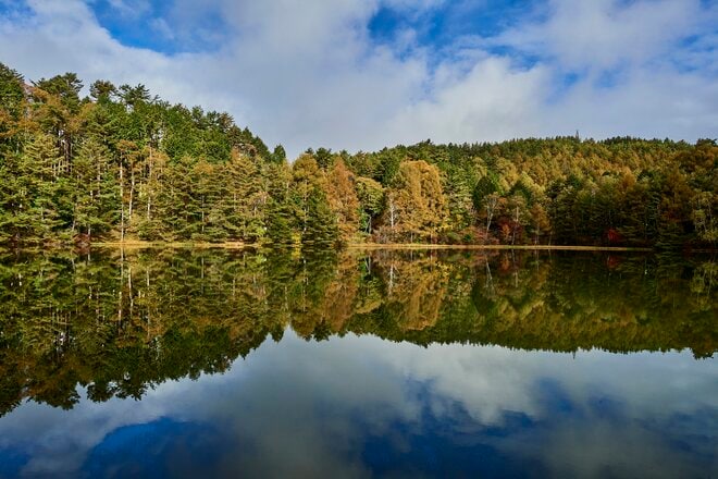 「年に数日だけの絶景！」湖面に映り込む紅葉が美しい「山奥の穴場キャンプ場」に行ってみました【絶景キャンプ場ガイド-言葉を失うほどの風景に会いに行こう- vol.25】の画像003