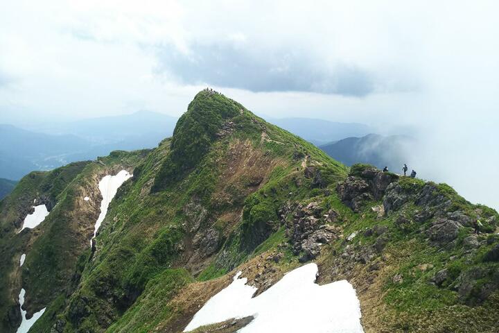 夏でも残る雪渓が涼しさを誘う！  日本百名山「谷川岳」トマノ耳からオキノ耳「稜線歩きの絶景」関東屈指の大パノラマ「登山レポ」 