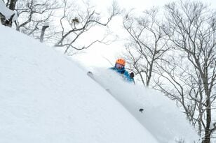 粉雪を巻き上げろ！「気分は一流ライダー」 バックカントリー界隈の憧れ　有名プロカメラマン同行の雪山滑走フォトツアーに参加してみた【長野県白馬BC 2025年】