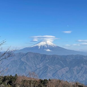 【見逃し注意？ 登頂前のハイライト！】山頂の眺望が悪くても行きたい、関東ならではの「富士山絶景」＆「歴史ある名所」で人気の山2選！