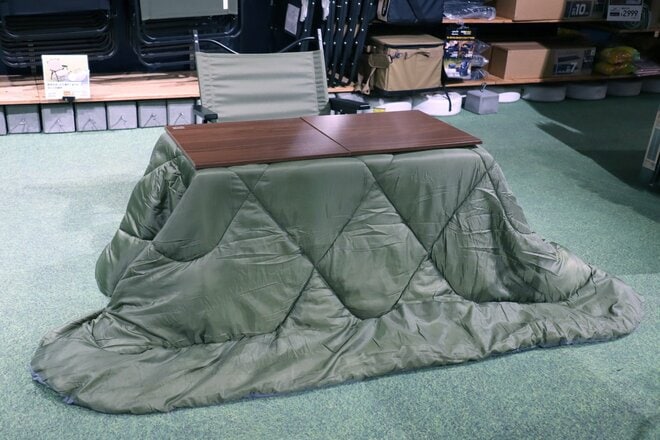 【ショップ店員に聞く！ イチ推しアウトドアギア】冬キャンプでの「こたつ」スタイルに！  ぬくぬく過ごせる、布団と天板のセット〈アルペントーキョー vol.20〉の画像001