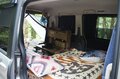 キャンプ歴30年ライターがハマる「車中泊」！　居住スペース「ギア流用」で快適でも…「クルマ旅」専用のマストアイテムとは！？　室内レポの画像001