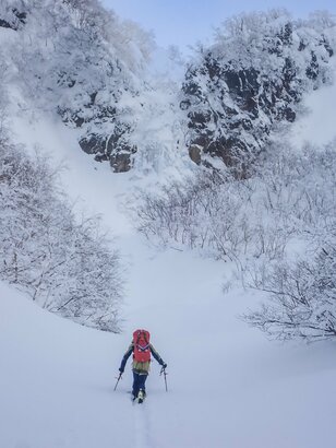 大迫力の天然氷瀑をアイスクライミングで登る！「究極の雪山の楽しみ方」スキーでアプローチして北海道・十勝の山奥へ！＜2021年 初冬＞