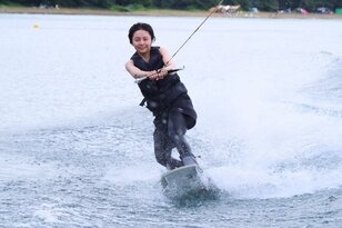 “猪苗代湖”でウェイクボード！ 「20年ぶりにやってみると上手くなっていた！？ その訳とは」初心者でも楽しめる水辺のアクティビティを堪能する旅 【福島県】2023年