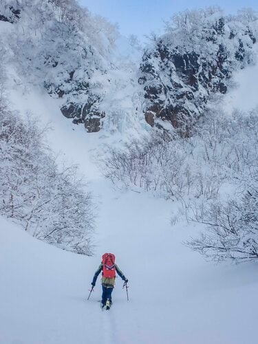 大迫力の天然氷瀑をアイスクライミングで登る！「究極の雪山の楽しみ方