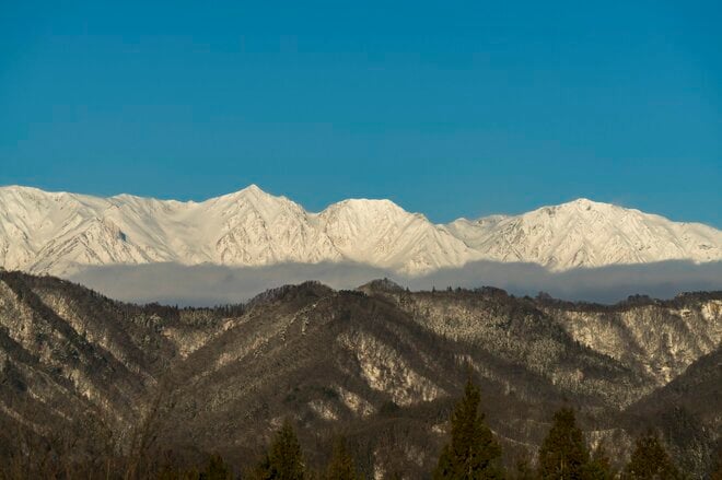 【北アルプス】ついに冠雪！  新雪に煌めく山並みがモルゲンロートに染まる 「気軽に立ち寄れる絶景展望スポット」 長野県・2025年の画像004