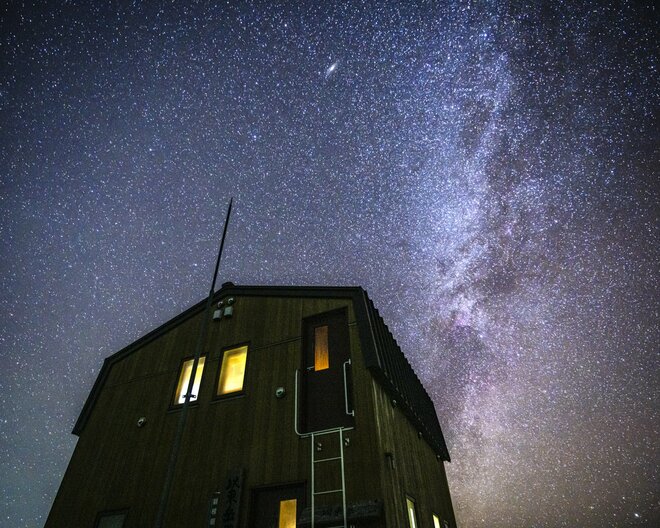 【秋山登山】長雨の合間に…… 絶景だらけの2日間！ 「山頂直下の避難小屋は、天空の撮影スタジオ」 朝日連峰・以東岳　山形県｜2026年の画像016