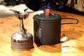 【ショップ店員に聞く！ イチ推しアウトドアギア】コンパクト収納＆使えるサイズ感がちょうどいい！  SOTOのバーナー＋クッカーセット〈アルペントーキョー vol.9〉の画像002