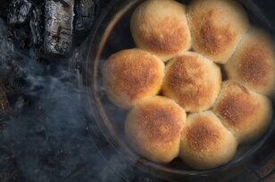 アラスカ仕込みの新発想！キャンプの主役に「焚き火で焼きたてパン」という選択肢【料理と道具とアウトドアvol.5】