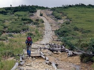登山歴20年ライターの「紅葉風景」ベスト3　北アルプス・雲ノ平「岩と紅葉」が織りなすしみじみとした色合いのパッチワーク