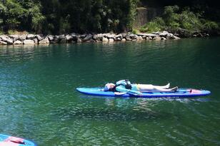 大自然をフル活用したアウトドア体験！  秋の川辺で最高の「ととのい」を味わうテントサウナとSUPに乗っての水上外気浴