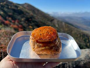 秋の“山のお楽しみ”に！  登山に持っていきやすい「コンビニスイーツ」3選！  日帰り低山で実践「山頂のご褒美＆贅沢」レポート