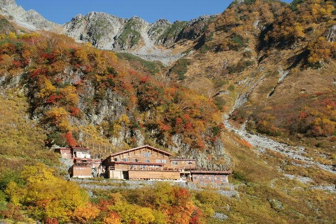 【特集 そこに山小屋を興して】北アルプス山小屋ヒストリー 第10回『涸沢小屋』 ともに山を楽しむ「仲間」として “従業員にも登山者にも「自分たちの山小屋」だと感じてもらいたい”  2025年の画像001